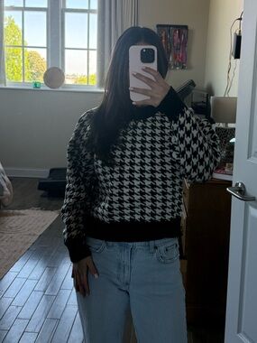 Classic Houndstooth Crewneck Sweater - Black/White